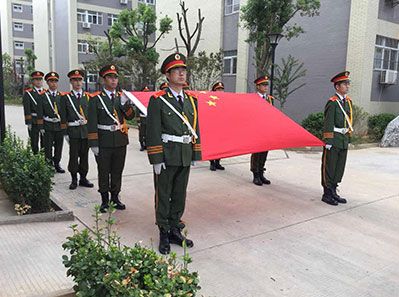 國歌嘹亮，紅旗招展--熱烈祝賀天虹公司圓滿舉行了新工業(yè)園揭牌儀式和升旗儀式